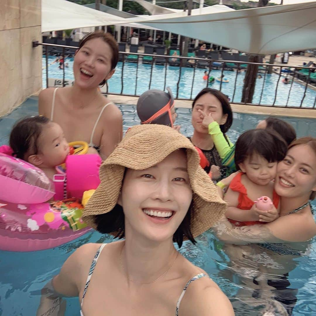 イ・ヒョニさんのインスタグラム写真 - (イ・ヒョニInstagram)「💦 방학맞이 또 수영장🏊🏻‍♀️ #공동육아 #ggol #함께라면 #참깨라면 💜」7月30日 2時05分 - lee.hyunyi