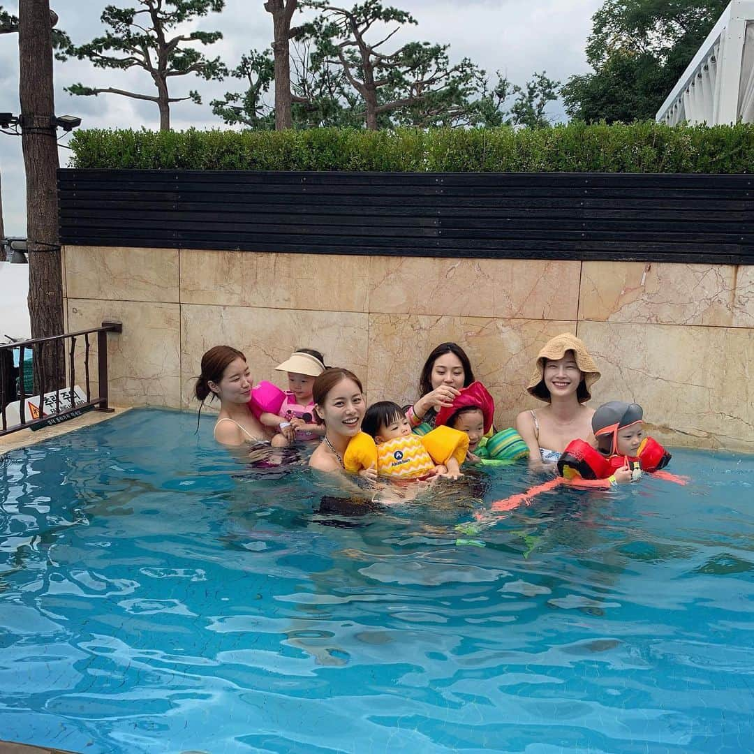 イ・ヒョニさんのインスタグラム写真 - (イ・ヒョニInstagram)「💦 방학맞이 또 수영장🏊🏻‍♀️ #공동육아 #ggol #함께라면 #참깨라면 💜」7月30日 2時05分 - lee.hyunyi