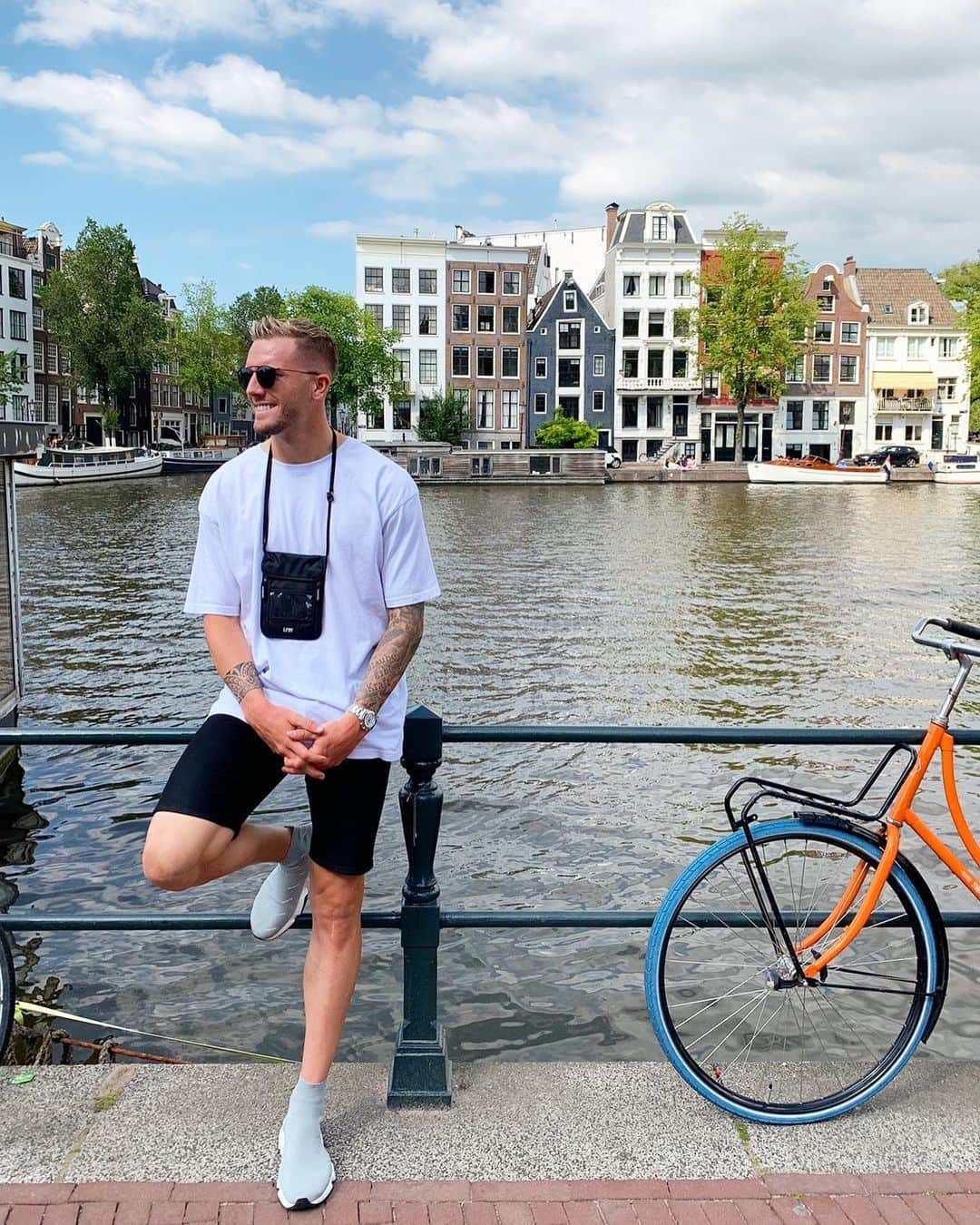 アンドレ・ホフマンのインスタグラム：「DAY OFF🤘🏼😎 #amsterdam」