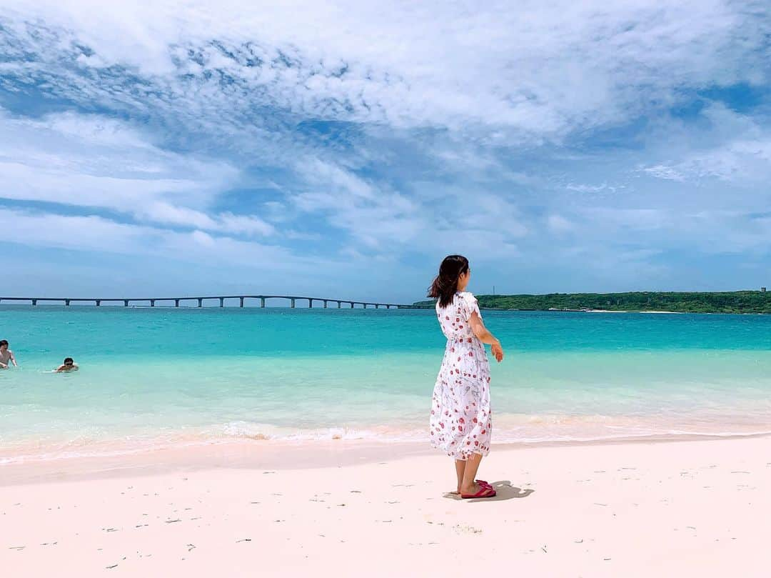 内田 菜々さんのインスタグラム写真 - (内田 菜々Instagram)「* * * 🏄‍♂️🌊☀️🏄‍♀️🌊☀️ 🏄‍♂️🌊☀️🏄‍♀️🌊☀️ ☀️🏄‍♀️🌊☀️ * * 海は広いな大きいな 全部洗い流してくれそう The most beautiful sea. 제일 아름다운 바다. * #東洋一綺麗な海 #前浜ビーチ #パウダーサンド #来間島 #来間大橋 #Miyakojima #宮古島🌴 #宮古島風景 #癒しの景色 #instagood #likeme #f4f #l4l #사진 * * my twitter ⇨ naaana_77 🍌 followme♪ * * 🏄‍♂️🌊☀️🏄‍♀️🌊☀️ 🏄‍♂️🌊☀️🏄‍♀️🌊☀️ ☀️🏄‍♀️🌊☀️ *」7月30日 2時12分 - chocobanaaana