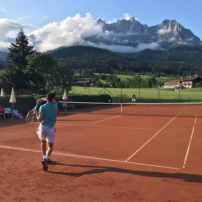 ドミニク・ティエムさんのインスタグラム写真 - (ドミニク・ティエムInstagram)「Another practice with a great view ⛰☀️💫 #stanglwirt #createdwithadidas #beautifulaustria #4ocean」7月30日 2時27分 - domithiem