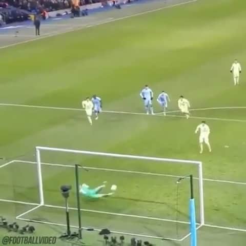 カルロス・テベスのインスタグラム：「When Joe Hart denied Messi’s penalty! 😳💨」