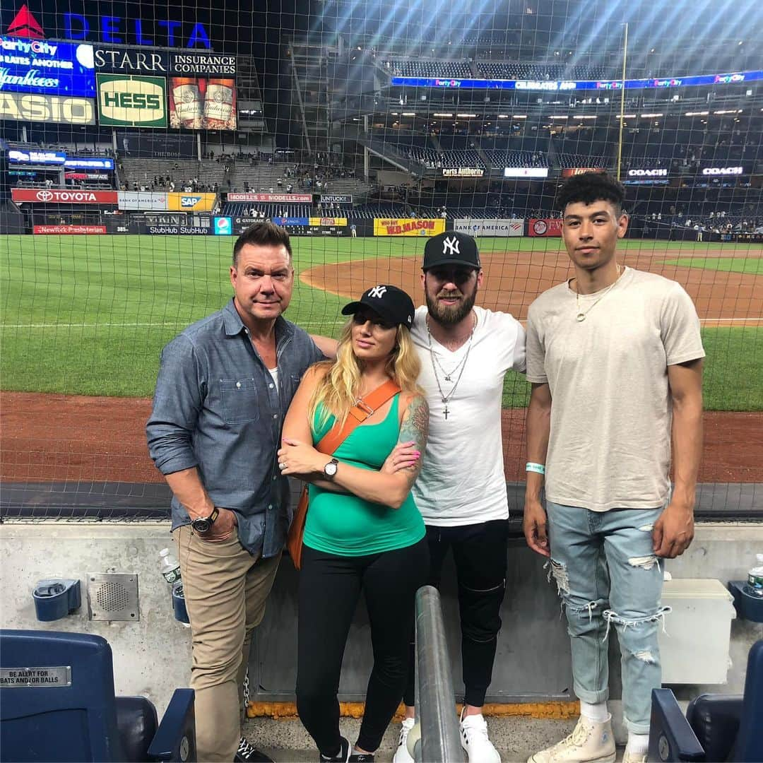 ティーガン・プレスリーさんのインスタグラム写真 - (ティーガン・プレスリーInstagram)「#memorymonday to the #yankee game with the boys.  @43_oak @mkelly114 @skysilver97 • • • • #teaganpresley #monday #yankees #memories #yankeestadium #ny #baseball #gametime #preggo #newyorkyankees #pregnantfashion #pregnant #preggolife」7月30日 2時25分 - msteagan