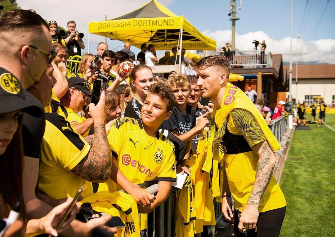 ボルシア・ドルトムントさんのインスタグラム写真 - (ボルシア・ドルトムントInstagram)「Fans 💛 #bvb #borussiadortmund #bundesliga #trainingslager #badragaz #training」7月30日 2時34分 - bvb09