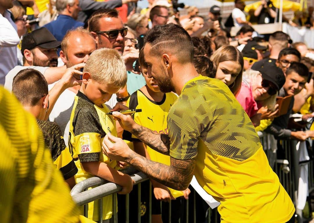 ボルシア・ドルトムントさんのインスタグラム写真 - (ボルシア・ドルトムントInstagram)「Fans 💛 #bvb #borussiadortmund #bundesliga #trainingslager #badragaz #training」7月30日 2時34分 - bvb09