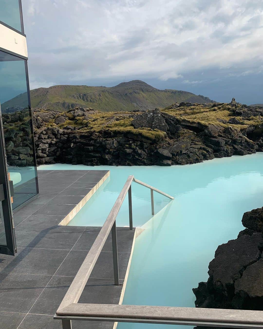 ニコラ・ジェスキエールのインスタグラム：「Stunning Iceland 🇮🇸💙」