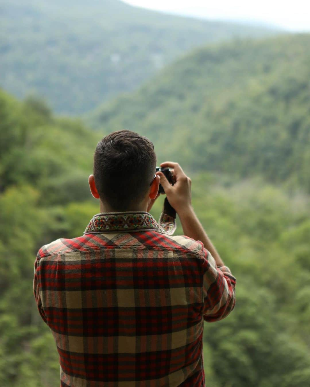 FOLKさんのインスタグラム写真 - (FOLKInstagram)「Today I’m driving from New York City to Kentucky and the wildflowers are so incredibly beautiful in the mountains. I am reminded of how much I love the late summer early autumn season. The other day I digging through my Dropbox and found these sample shots I did for @mitchum and thought I’d share them since my camera battery is dead and I can’t shoot photos today. #liveauthentic #livefolk #landscapesandconversations」7月30日 2時42分 - folkmagazine