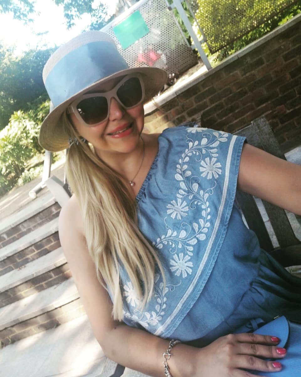 アンナ＝マリア・ガロヤンさんのインスタグラム写真 - (アンナ＝マリア・ガロヤンInstagram)「Positive Sunny Blue Monday Afternoon 😇🌞💙 . #hellomonday #comfymonday #julyafternoon #bluemood #summerinthecity☀️ #hollandpark #summerinlondon #mylovelylondon #livelovelondon」7月30日 2時42分 - annamariagalojan