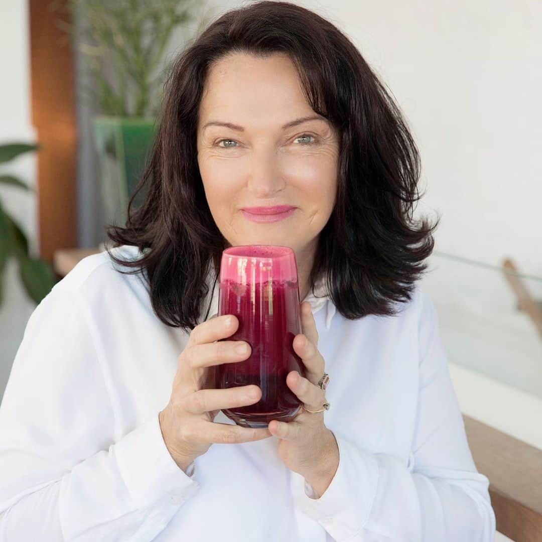 ミランダ・カーさんのインスタグラム写真 - (ミランダ・カーInstagram)「My beautiful mum @theresekerr shared her favourite cleanse/detox program on our @koraorganics blog this week. Be sure to check it out (link in bio)! 💖」7月30日 2時51分 - mirandakerr