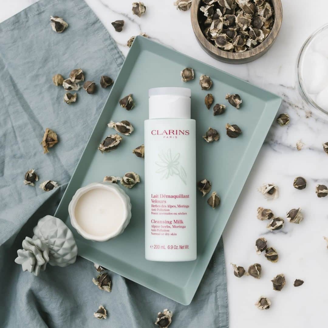 ClarinsUKさんのインスタグラム写真 - (ClarinsUKInstagram)「Anti-Pollution Cleansing Milk with alpine herbs gently and effectively removes all traces of make-up and impurities leaving skin soft, smooth, nourished and radiant. #Clarins #ItsAllAboutYou」7月30日 3時01分 - clarinsuk