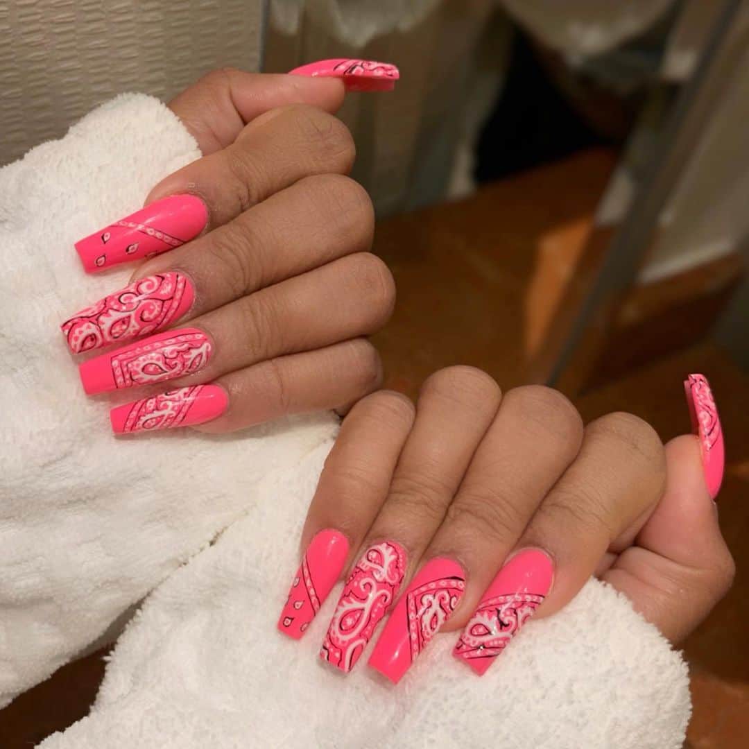 ラ・ラ・アンソニーさんのインスタグラム写真 - (ラ・ラ・アンソニーInstagram)「When @chaunlegend and I hook up...love these pink bandanas🔥🔥and thank you @heathersanders_ for letting me copy ur nail design again🤣🤣😘🤣😘」7月30日 2時57分 - lala