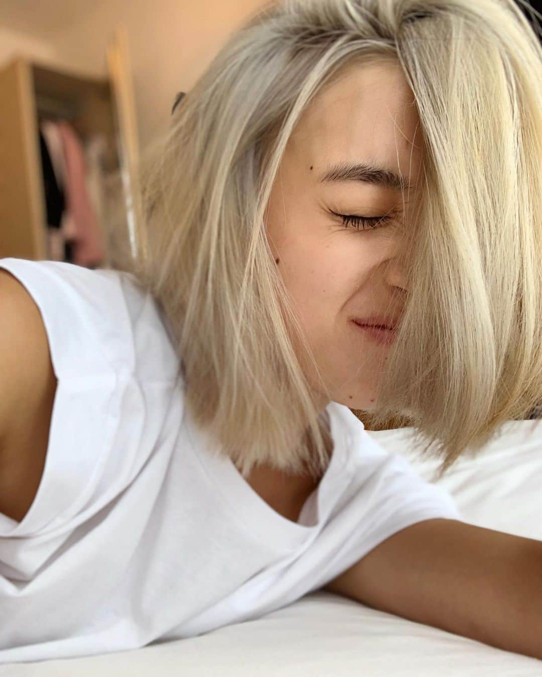 Ai Shimatsuさんのインスタグラム写真 - (Ai ShimatsuInstagram)「Summer 2019 👩‍🦳🌞 I’m blonde guys.  Hair by @lisajillianhair 🌈」7月30日 3時00分 - aishimatsu