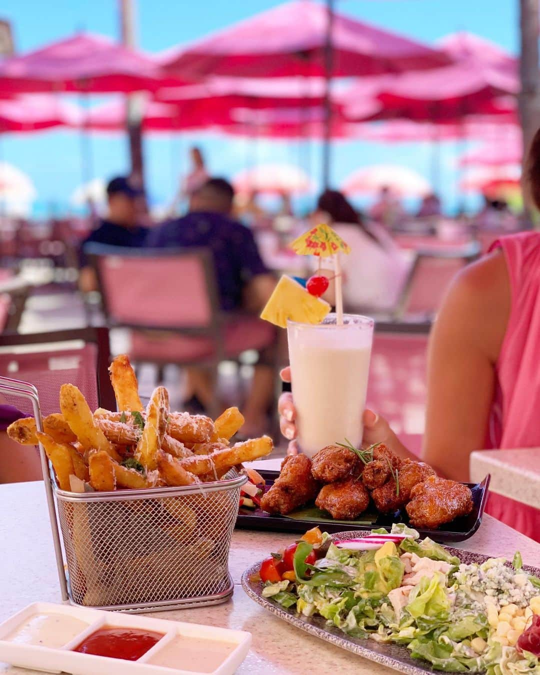 村上沙織さんのインスタグラム写真 - (村上沙織Instagram)「royal hawaiian の MAI TAI bar. いつも頼むのはバージンピナクラーダ🍍♥️🌴ハワイに来たっー！てなるから絶対ここで飲む😋♥️ あとはわっきんお気に入りのトリュフポテト🍟✨子供達もお気に入りで取り合いになるやつ。 #royalhawaiian #hawaii#hawaiilife#hawaiitrip#maitaibar#ハワイ」7月30日 3時00分 - rosysaorimonster