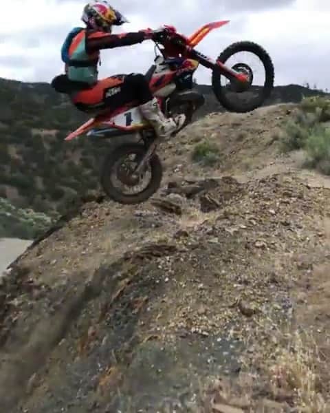 レッドブルのインスタグラム：「Mondays can be an uphill battle 😅, but they’re nothing you can’t handle if you go full-throttle! 🏁💨 🏃‍♂️ @codywebb2  #enduro #ride #freeride #moto #redbull #givesyouwings」
