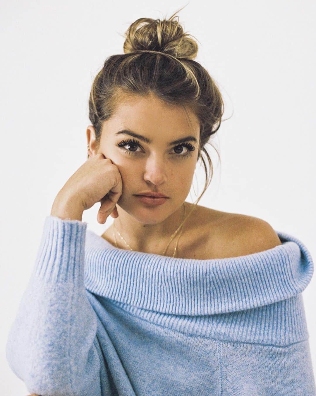 のインスタグラム：「It’s MONDAY! Listen to your body today and take it easy. If you’re feeling unhealthy, tired, then slow down. If you’re feeling ready and energized, then get up and kill it! Our bodies are our homes and we have to listen to them sometimes in order to keep going.✨ How’s your body feeling today?」