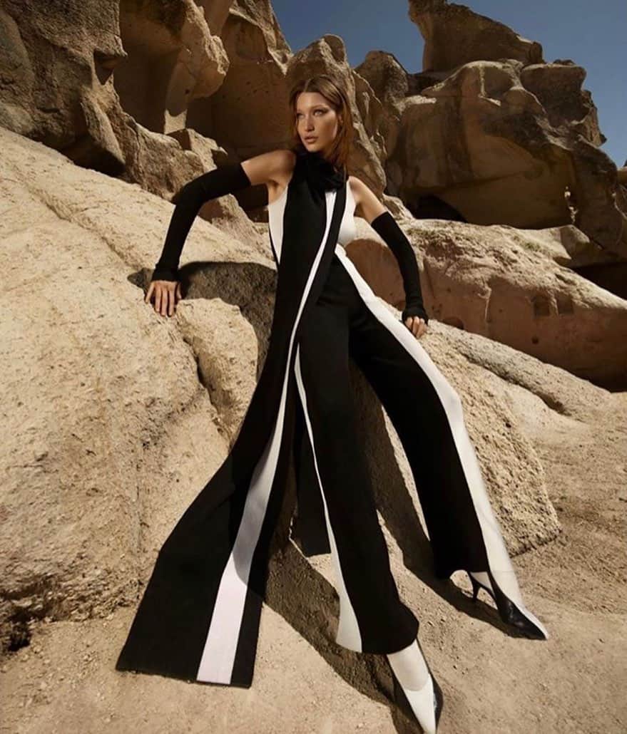 IMG Modelsさんのインスタグラム写真 - (IMG ModelsInstagram)「Desert Vibin’. ☀️ #BellaHadid (@bellahadid) fronts @missoni’s #FW19 campaign. #📷 @mertalas + @macpiggott #👗 @vanessareidofficial #👸🏻 #IMGstars」7月30日 3時29分 - imgmodels