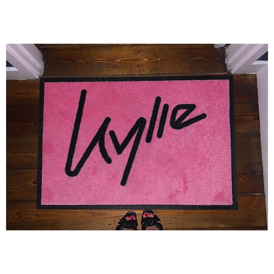 カイリー・ミノーグさんのインスタグラム写真 - (カイリー・ミノーグInstagram)「Hello dressing room! 🙋🏼‍♀️」7月30日 3時33分 - kylieminogue