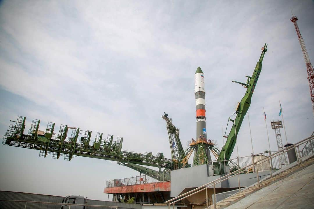 国際宇宙ステーションさんのインスタグラム写真 - (国際宇宙ステーションInstagram)「Russia’s Progress 73 cargo craft stands at its launch pad at the Baikonur Cosmodrome in Kazakhstan counting down to a Wednesday liftoff to resupply the Expedition 60 crew aboard the International Space Station. #nasa #roscosmos #esa #csa #jaxa #unitedstates #russia #europe #canada #japan #progress #baikonur #cosmodrome #kazakhstan」7月30日 3時45分 - iss