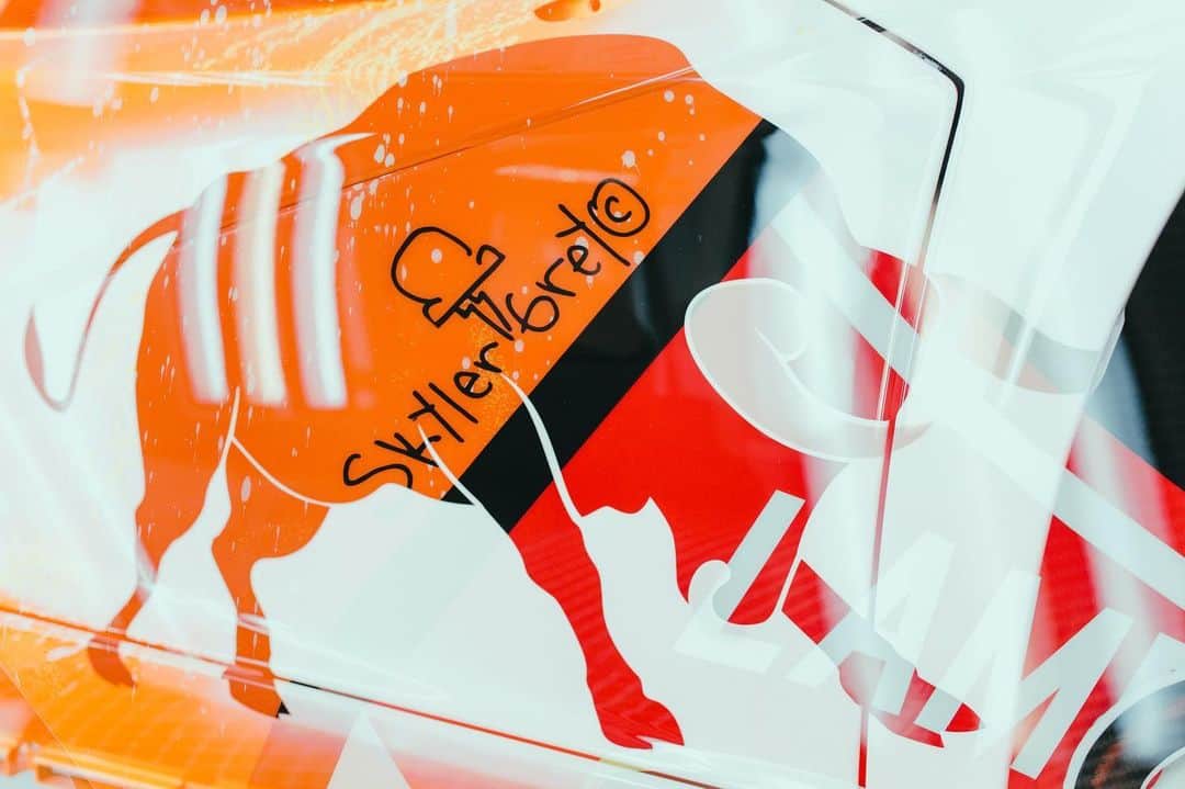 ランボルギーニのインスタグラム：「His name is @skylergreystreetart.  He’s an artist and he worked on something amazing in our Lamborghini Paint Shop. Something you will definitely want to see.  Stay tuned!  #Lamborghini #LamborghiniPaintShop #CreatedToCreate」