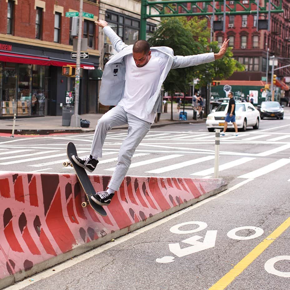 のインスタグラム：「The surprising (and chic)  things one sees when riding their bike in the LES, New York」
