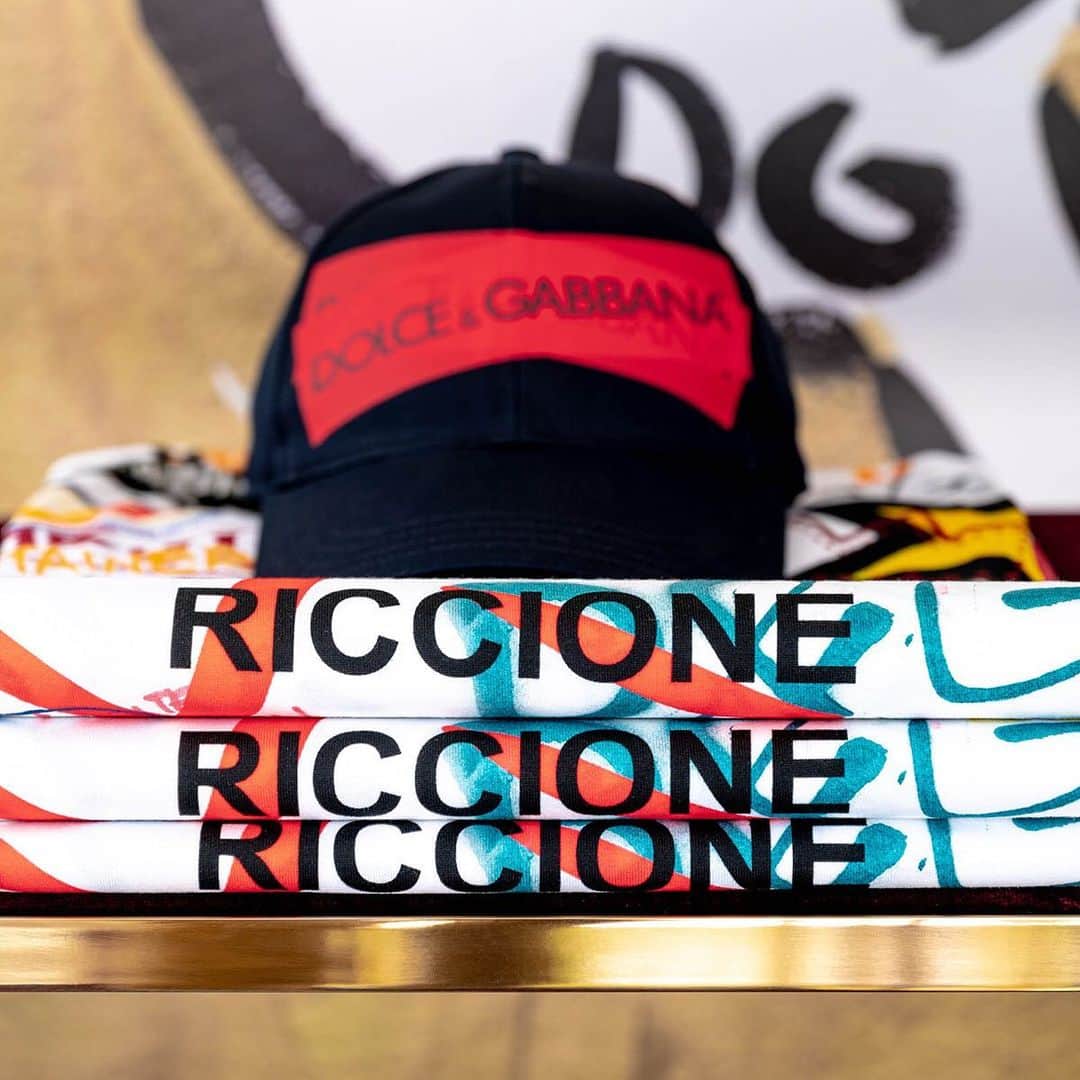 ドルチェ&ガッバーナさんのインスタグラム写真 - (ドルチェ&ガッバーナInstagram)「Dolce&Gabbana dedicates pop prints to the magical city of Riccione. Make them even more special by customizing them from August 2nd to 4th at @gaudenziboutique in Viale Ceccarini 5. #DGSneakers #DGLovesRiccione」7月30日 3時39分 - dolcegabbana