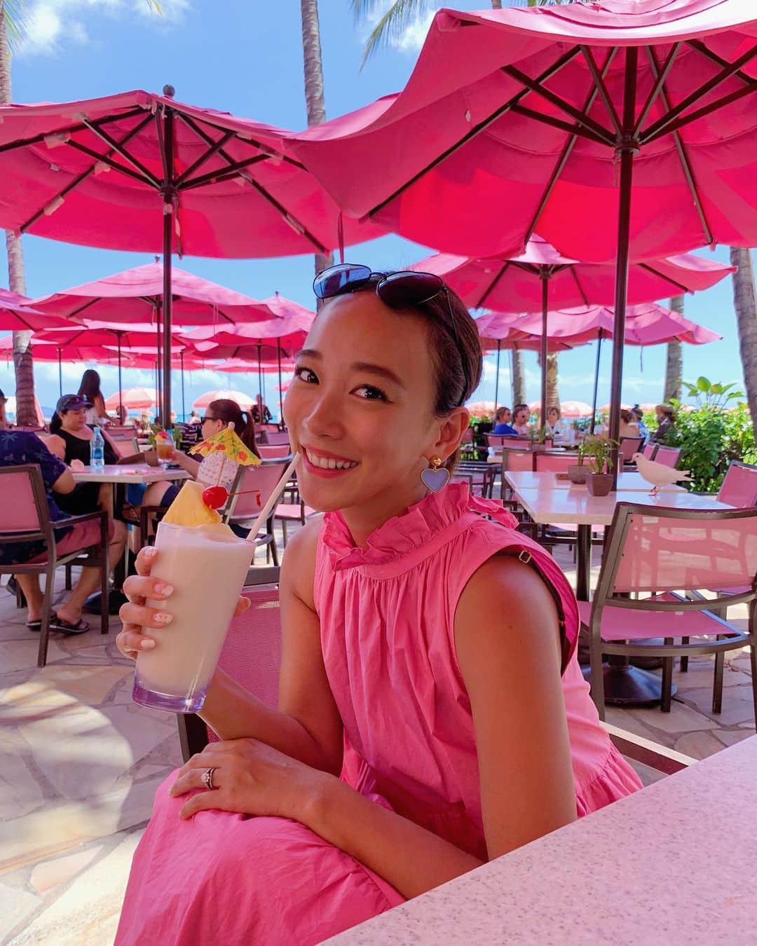 村上沙織さんのインスタグラム写真 - (村上沙織Instagram)「pinkとblueのコントラストが最高🌴♥️ ・ このワンピースはハワイで着るのを楽しみにしてたんだけど、まさかまさかここまでピッタリだなんて😳🌴♥️♥️ #royalhawaiian#maitaibar#hawaii#hawaiilife#hawaiitrip#ハワイグルメ #ハワイ」7月30日 3時46分 - rosysaorimonster