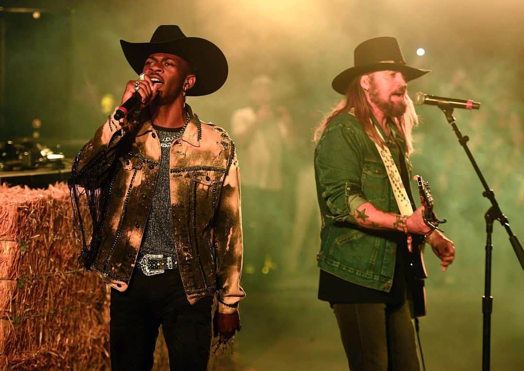 E! Onlineさんのインスタグラム写真 - (E! OnlineInstagram)「Yee haw, Lil Nas X just made history! "Old Town Road" landed the no. 1 spot on the Billboard Hot 100 chart for the 17th week in a row! (📷: Getty)」7月30日 3時48分 - enews