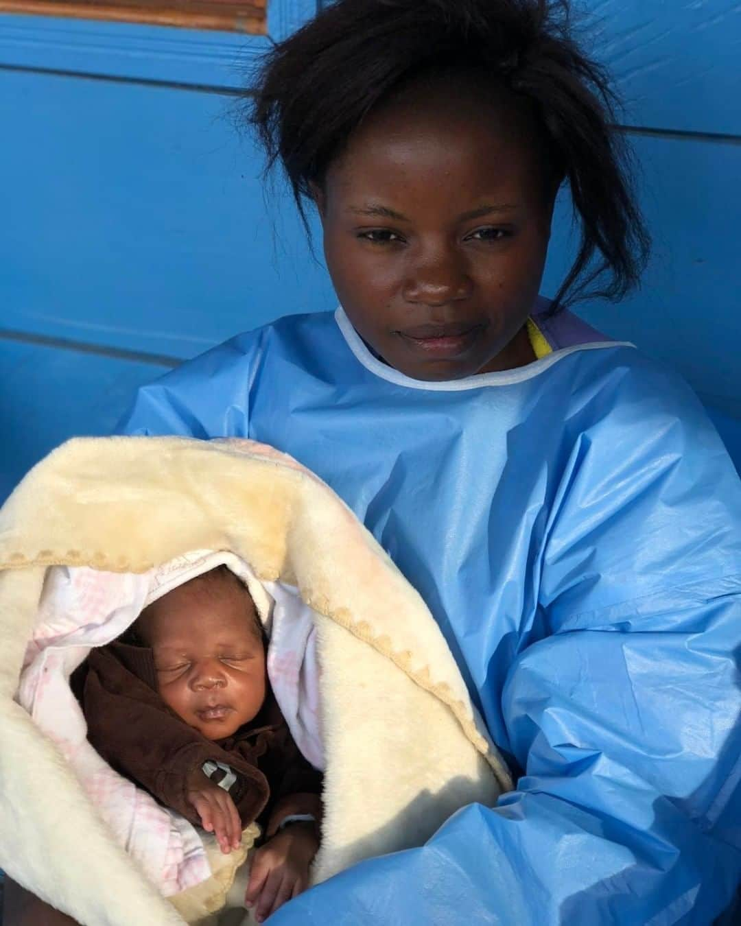 unicefさんのインスタグラム写真 - (unicefInstagram)「Katungu, an Ebola survivor, is cradling a baby at a UNICEF-supported crèche in DR Congo. Kutunga, now immune to the disease, looks after children while their parents receive medical care at the Ebola treatment centre next door. We estimate almost 3,000 children are orphaned or separated from their parents because of the Ebola epidemic. Carers like Katunga are making sure children feel safe, healthy and loved.  @unicefrdcongo © UNICEF/UN0329313/Darby」7月30日 3時55分 - unicef