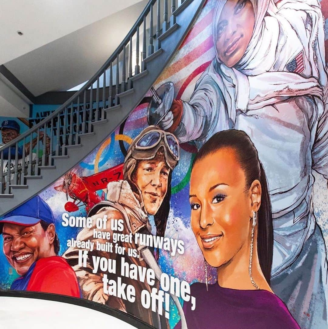 イブテハージ・ムハンマドさんのインスタグラム写真 - (イブテハージ・ムハンマドInstagram)「What a huge honor to have a mural at Lebron’s @ipromiseschool ❤️😭 Most of you know I had a chance to visit Akron, Ohio and the amazing students and staff at the school last year. Thanks @ipromiseschool @kingjames for making me feel a part of the family and leading the push to change our communities from within! Here’s to helping kids everywhere realize their wildest dreams are possible 🚀 #StriveForGreatness #WeAreFamily 🤺🇺🇸」7月30日 3時59分 - ibtihajmuhammad