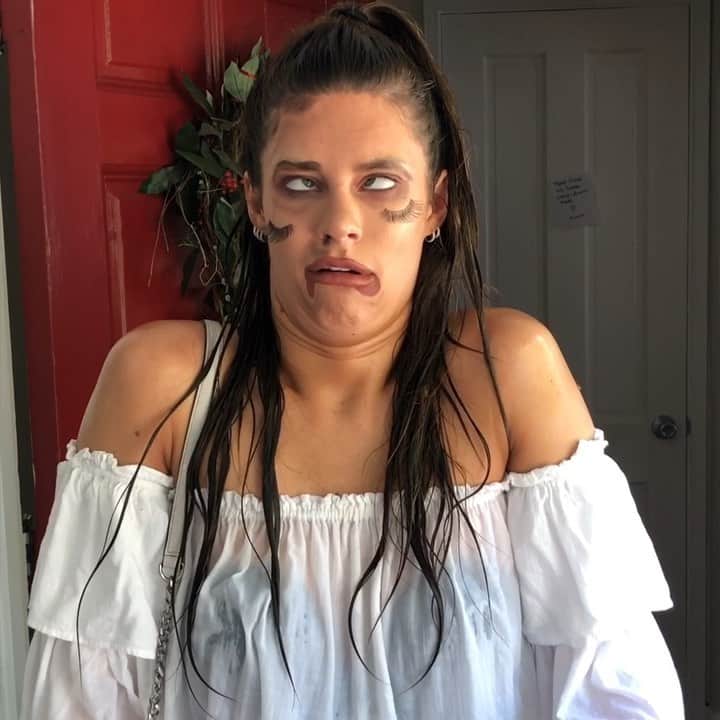 Hannah Stockingのインスタグラム：「Anytime I walk outside during this summer 🔥🌝 #hotgirlsummer #literally」