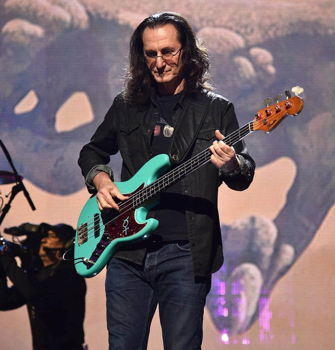 Fender Guitarさんのインスタグラム写真 - (Fender GuitarInstagram)「Happy birthday to the great Geddy Lee! Watch the @rush bassist share a few of his right-hand picking techniques via link in bio! @geddyimages」7月30日 4時07分 - fender