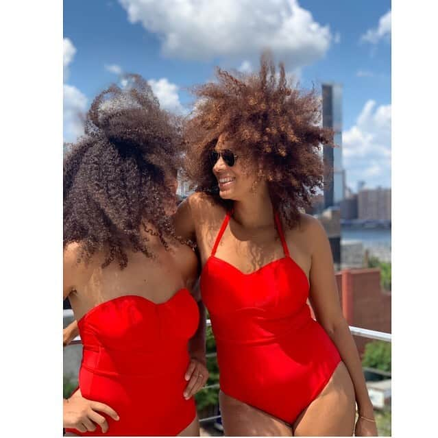 ジュリー・ヘンダーソンさんのインスタグラム写真 - (ジュリー・ヘンダーソンInstagram)「🎈Swimwear that fits as perfectly as your lingerie does! My sister Cat and I look alike but our body measurements are quite different. I’m 6’1, a size 12, with a bra size of 38B/C and my sister is 5’8, a size 8 and wears a 36D. We had a blast trying out various suits from @figleavesofficial. Check out my stories to see us in more suits and check out my Mama as she makes her modeling debut in her favorite suit! 🎈#friendsoffigleaves  #spons」7月30日 4時14分 - juliehenderson32