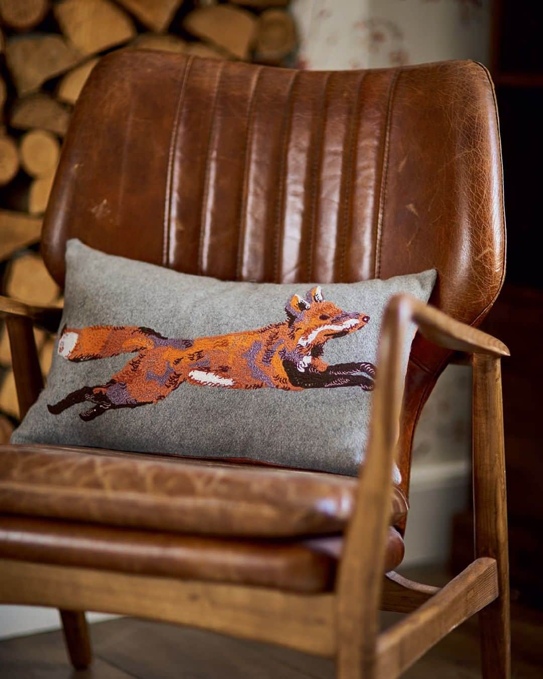 ローラアシュレイのインスタグラム：「Introduce playful pieces into your home with charming conversational cushions. Our Fox Embroidered Cushion is a customer favourite #AsLovedByYou」