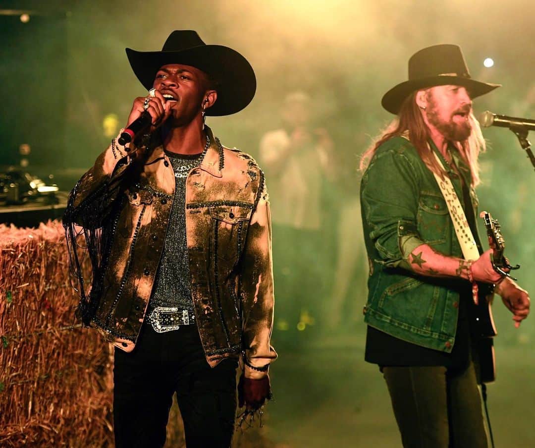 NBC Newsさんのインスタグラム写真 - (NBC NewsInstagram)「Lil Nas X’s #OldTownRoad has broken the record for the most weeks in the No.1 spot on the Billboard Hot 100 chart. Click the link in our bio to read how the rapper-singer said he would celebrate. . 📷 Frazer Harrison / @gettyimages for Stagecoach」7月30日 4時27分 - nbcnews