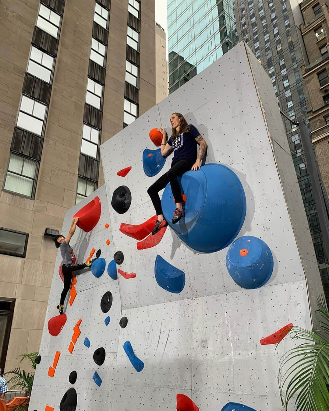 白石阿島さんのインスタグラム写真 - (白石阿島Instagram)「Was pretty surreal to climb in the center of Rockefeller Center on the @todayshow @nbcsports ! Also met a bunch of badass athletes. 😆 countdown to Tokyo 2020!!🇯🇵」7月30日 4時27分 - ashimashiraishi