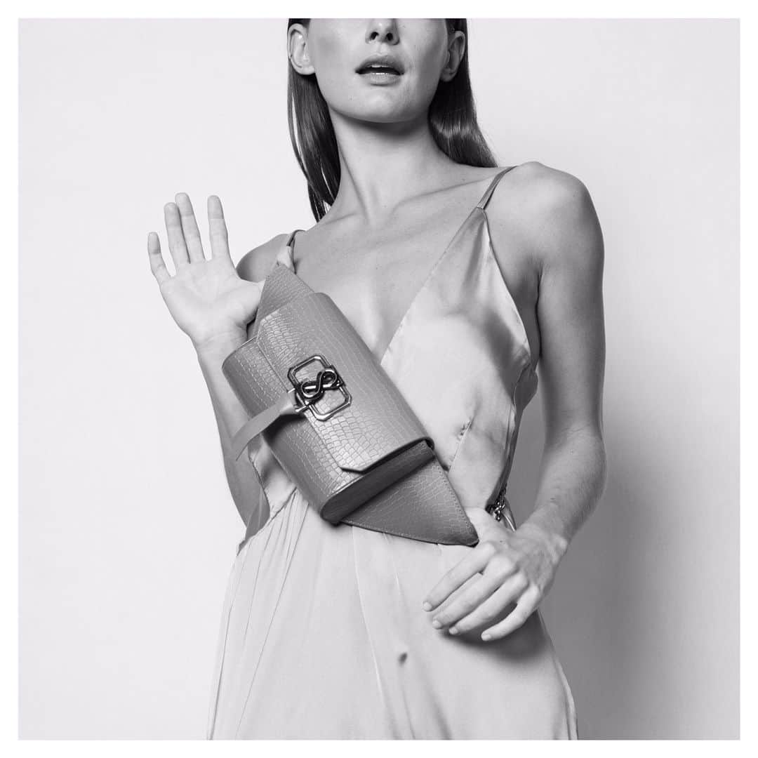 Schutzのインスタグラム：「Keep it Cool 🖤 #schutzresort #schutzhandbags」