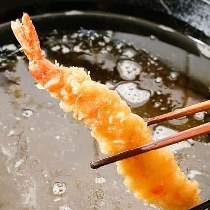 Japan Food Townさんのインスタグラム写真 - (Japan Food TownInstagram)「Have you enjoyed Signature Tendon at "Tempura Tsukiji Tenka" in Japan Food Town yet?﻿ ﻿ Major ingredients in the 1 bowl, you can enjoy popular "Tenka Tendon" as crispy, juicy and yummy!!﻿ It is always popular menu at "Tempura Tsukiji Tenka" because you can enjoy favourite Tempura ingredients such as Prawns, Vegetables, Chicken and Seafood with signature Tendon Sauce.﻿ ﻿ It will serve with Miso Soup @$16.80 so MUST TRY for your lunch or dinner.﻿ Who want to enjoy the awesome Tempura? Visit "Tempura Tsukiji Tenka" in Japan Food Town and make you yummy smile today!﻿ ﻿ Japan Food Town is located at 435 Orchard Road, Wisma Atria Unit 04-39/54.﻿ Tempura Tsukiji Tenka is located at Wisma Atria #04-42 in Japan Food Town.﻿ ﻿ みなさん、Japan Food Town内の「天ぷら築地天香」自慢の天丼はお召し上がり頂けましたか？﻿ ﻿ 天ぷらでは人気の具材が一杯の天丼でお楽しみ頂けるおすすめのメニューが「天香天丼」です。揚げたてサクサク、ジューシーで美味しい天丼を召し上がれっ！﻿ 人気の秘密は海老の天ぷらは勿論、野菜類、鶏そしてシーフードまで厳選素材のサクサク天ぷらが乗った天丼を贅沢にご飯に盛り付け。自慢の天丼のタレと相まって美味しくてペロリと食べられちゃいますよ。﻿ ﻿ 「天香天丼」は味噌汁がセットになって$16.80でのご提供です。ランチやディナーで是非お召し上がり下さい。さあ、今日は天ぷらが食べたいと言うみなさん。Japan Food Town内の「天ぷら築地天香」のサクサク天ぷらで美味しい笑顔になって下さいね！﻿ ﻿ Japan Food Townは435 Orchard Road, Wisma Atria Unit 04-39/54にあります。﻿ 天ぷら築地天香はJapan Food Town内、Wisma Atria #04-42にあります。﻿ ﻿ #tempura #tsukiji #tenka #tendon #ebi #donburi #prawn #gss #greatsingaporesale⁣⠀﻿ #japanfoodtown #japanesfood #eatoutsg #sgeat #foodloversg #sgfoodporn #sgfoodsteps #instafoodsg #japanesefoodsg #foodsg #orchard #sgfood #foodstagram #singapore #wismaatria」7月30日 15時29分 - japanfoodtown