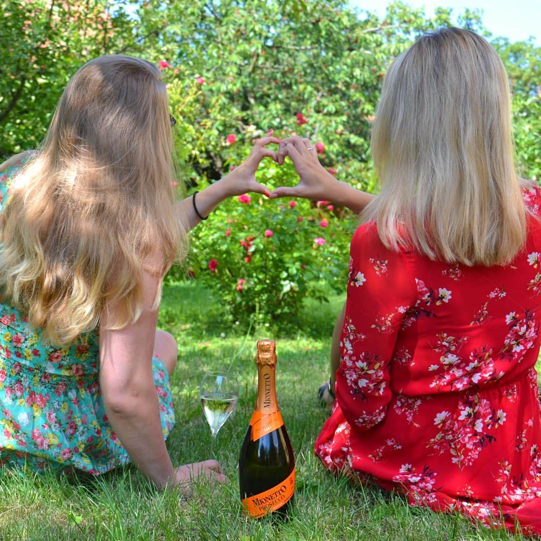 Mionetto Prosecco ČRさんのインスタグラム写真 - (Mionetto Prosecco ČRInstagram)「Oslav dnešní Mezinárodní den přátelství s Mionettem v ruce a s nejlepší kamarádkou nebo kamarádem po boku. 🧡 Označ v komentářích parťáka, se kterým byste vaše přátelství oslavili celou lahví. 🍾 #mionetto #mionettoprosecco #prosecco #friendship #internationalfriendshipday #friendshipday #friends #celebration #drink #proseccotime #proseccolovers #girls #summer」7月30日 15時30分 - mionetto_cz