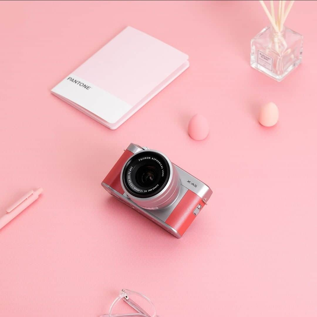 FUJIFILM INDONESIAさんのインスタグラム写真 - (FUJIFILM INDONESIAInstagram)「Warna-warni pink X-A5 yang ceria akan membuat akitivitas memotret jadi gembira ria. Segera pilih seri warna pink X-A5 di dealer Fujifilm terdekat.  Info detail dealer klik link di bio.  #Fujifilm_id #GoFUJIFILM #XA5_id #XA5」7月30日 14時00分 - fujifilm_id