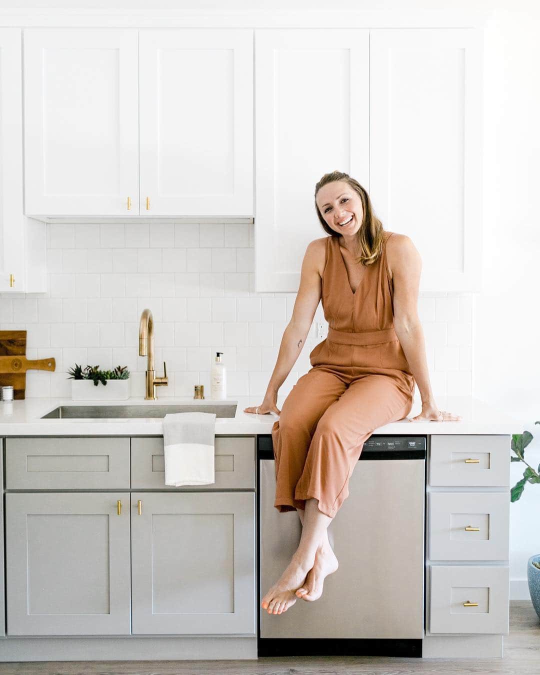 クリスティン・ヒルデブランドのインスタグラム：「👋🏻Peep this space I designed up in LA (& the before pictures at the end)!! 🤗 — I was scared AF to pursue a career in interior design. Hold on let me go ahead and write that out for emphasis because that’s how scared I was. I was scared as fuck. Playing pro volleyball and being near the top of the game made it absolutely terrifying to start over, from zero. But here’s the thing, at my core - beneath the fear and doubt - I believed in myself, in my dream, and I knew that the crazy work ethic and drive that got me where it did in sport could get me anywhere else, too. And it has. It is! . . I have these words from @yoga_girl printed out above my desk: Fight relentlessly for your dreams. Fight relentlessly for the life you want. No one is going to hand it to you on a silver platter. It won’t magically appear one day. You have to fight for that shit, every day. Get clear about what you want. Put it on paper. Dissect your dream into one hundred actionable little pieces you can actually get done. And then check them off, one. by. one. . . Since going to classes and getting accredited in design, I have worked my absolute ass off. I’ve checked at least a hundred actionable items off (and have hundreds more to go). I have goals scribbled all over notebooks and a vision for where I can take my business that is as clear as day. I’m IN it. Literally chasing a dream. Hope you’re having fun following along. ❤️❤️💪🏼❤️❤️ ps check out my website with updated portfolio pics of my latest projects (more being photographed & added SOON!) link in bio🐣」