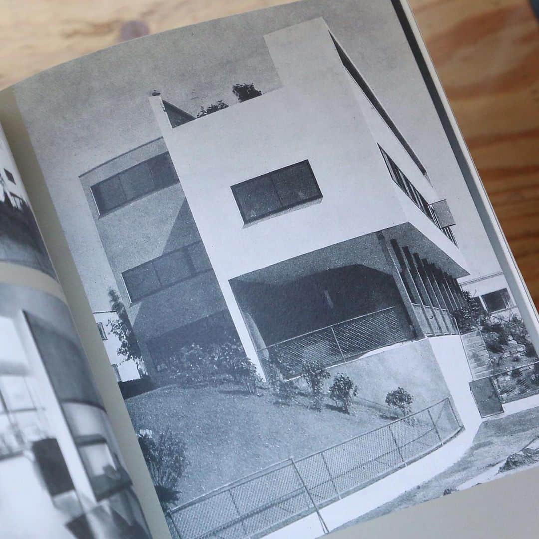 nostos booksさんのインスタグラム写真 - (nostos booksInstagram)「芸術と産業の融合。デザインの金字塔となったバウハウス以前のドイツで、そんなテーマを掲げた団体・ドイツ工作連盟が生まれました。﻿ ﻿ 本図録はドイツ工作連盟と、そのイデオローグとして多大なる影響を与えたヘルマン・ムテジウスを主役に、20世紀初頭における近代デザインの動向を再構築できるという、なんとも面白い展示会の図録。﻿ ﻿ なかでも興味深かったのが、ムテジウスとヴァン・デ・ヴァルデの間で起こった、いわゆる「規格化論争」についての章。「規格化論争」は、製品の質を高め確保するために規格化を重視するムテジウスと、芸術家の自由を訴えるヴァルデ側の間で起こった対立なのですが、それを読んでいてわたしは、ムテジウスに影響を与えたアーツ・アンド・クラフツ運動のことや、日本で起こった民芸運動などにも延々と思いを馳せていました。﻿ ﻿ 本図録内でも述べられていますが、これは「規格化vs個人主義」という単純な論争として扱うべきものじゃないのだなぁと。日本の民芸運動が様々な活動家や作家を巻き込みながら発展しながらも、理念や方向性の違いから離脱する者もあったように、後世に受け継がれていく「考え方」というのは、人によって様々な捉え方があるものだと思うのです。(なつき)﻿ ﻿ 『クッションから都市計画まで ヘルマン・ムテジウスとドイツ工作連盟』の詳細はプロフィールリンクからご覧ください。﻿ >> ＠nostosbooks﻿ ﻿ ﻿ #バウハウス #ドイツ工作連盟 #nostosbooks#ノストスブックス #松陰神社前 #松陰神社前駅 #松陰神社商店街 #世田谷線#古本 #古本屋 #古書店 #東京古書店 #古本屋巡り #アート本 #アートブック #デザイン本 #ブックデザイン #おすすめ本 #おすすめの本」7月30日 14時11分 - nostosbooks