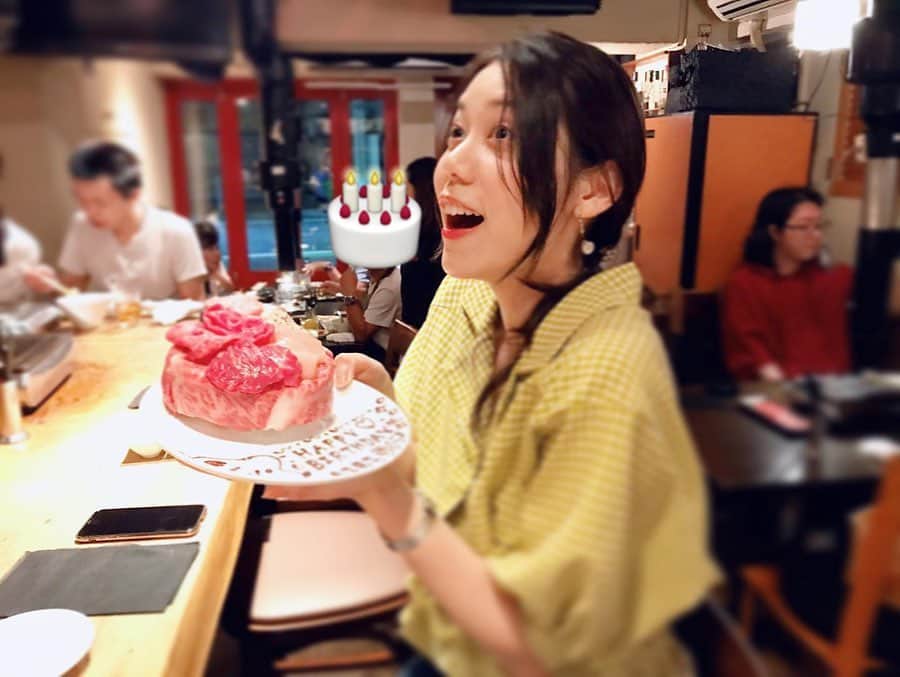 松山愛里さんのインスタグラム写真 - (松山愛里Instagram)「. 初めてのお肉ケーキ🥩🎂 を手に嬉しそうな顔！！！ ありがとうございます〜美味しゅうございました🤤🙏🏻 #birthday#29歳だけに肉#29#ニク」7月30日 14時13分 - airi__matsuyama