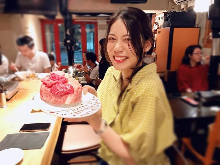 松山愛里のインスタグラム：「. 初めてのお肉ケーキ🥩🎂 を手に嬉しそうな顔！！！ ありがとうございます〜美味しゅうございました🤤🙏🏻 #birthday#29歳だけに肉#29#ニク」