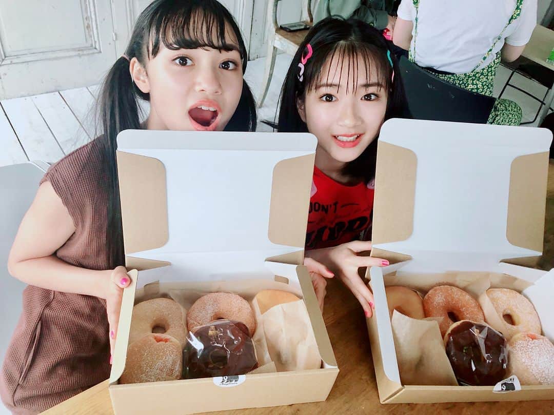 ニコ☆プチのインスタグラム：「⚾️💖 プチ☆コレ9で新プチモに選ばれたレイラ＆ミウ👯‍♀️ . . 差し入れでいただいたドーナツに大喜び😻🍩 10月号から登場するよ〜！ たのしみにしててね🥰 #左から  #犬飼恋彩 #いぬかいれいら #和田美羽 #わだみう #です #応援よろしくね♥️」