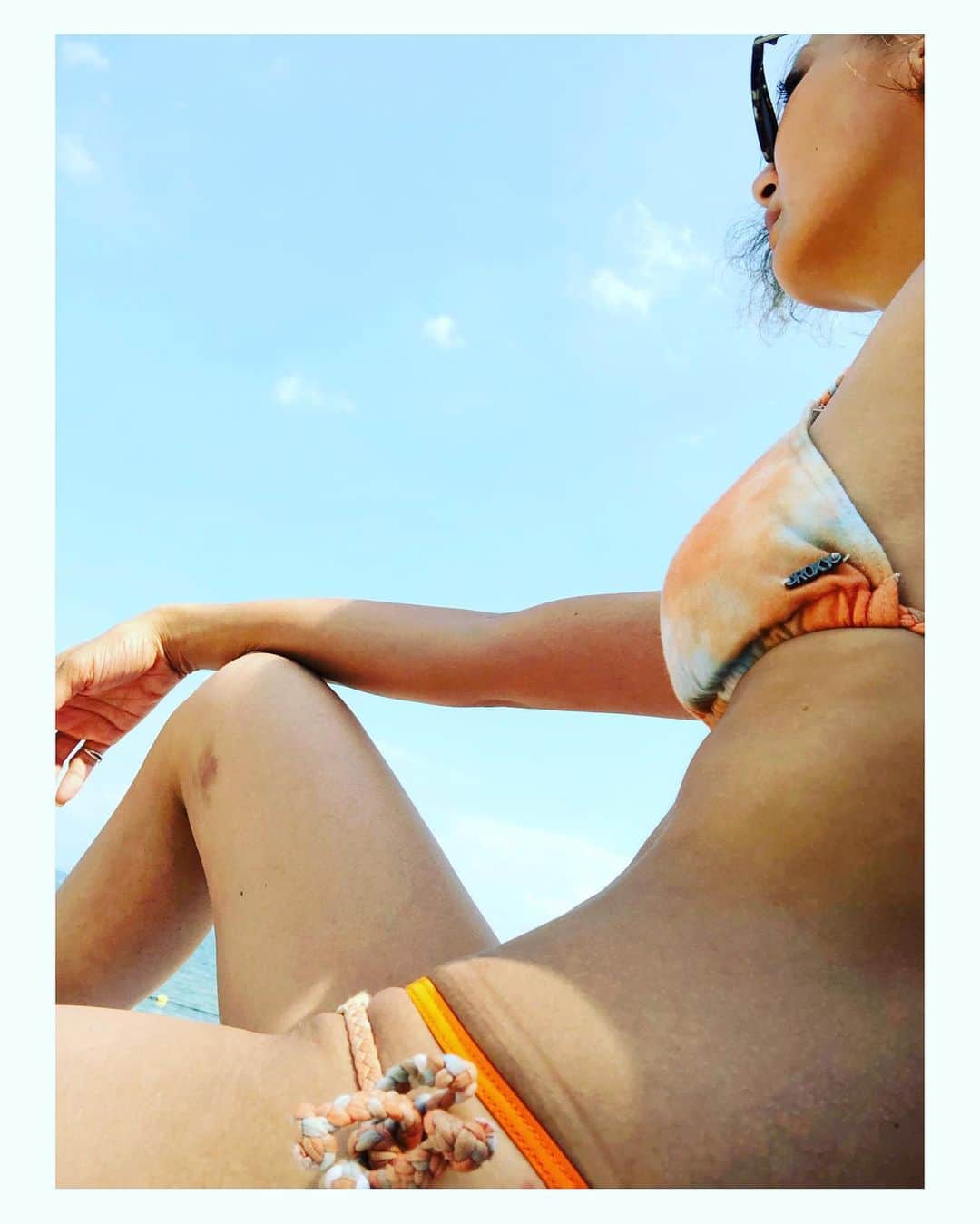 真矢さんのインスタグラム写真 - (真矢Instagram)「怒涛のスケジュールが始まる前に、 ちょっぴりリフレッシュ🏖 ✴︎ ✴︎ #日光浴 #光合成  #nosunnolife #love #sunburn #suntan  #roxy #swimwear #blackflys #sunglasses #maya #真矢」7月30日 14時30分 - smile_mayaya