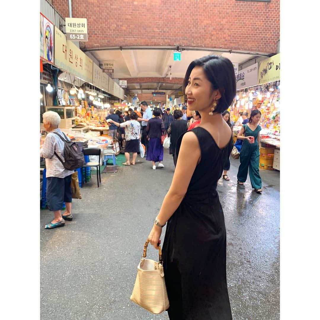 芦田美歩さんのインスタグラム写真 - (芦田美歩Instagram)「.﻿ .﻿ .﻿ 韓国3日目🇰🇷﻿ ﻿ 韓国滞在中は夜遅くまでお買い物するから 朝はゆっくり昼ごろから行動開始パターンが多い！﻿ ﻿ 今日はまず広蔵市場にあるユッケ通りで 新鮮な動くタコとセンマイとレバーを頂きました💓﻿ ﻿ 現地の人で賑わう市場は﻿ ローカル感が存分に味わえてめっちゃ好き！﻿ ﻿ 今日のお洋服はただのシンプルなワンピースに見えて実はめっちゃ可愛いデザインなんだけど見つけてみて〜🤔笑﻿ .﻿ .﻿ .﻿ #韓国 #韓国🇰🇷 #韓国旅行 #韓国ひとり旅 #韓国情報 #Korea #ソウル #Seoul #韓国好きな人と繋がりたい #韓国好きな人と仲良くなりたい #韓国好き #韓国マニア #한국 #한국여행 #한국너무좋아해 #韓国大好き #韓国旅行記 #韓国女子 #韓国ショッピング #韓国購入品 #韓国料理 #韓国グルメ #韓国ごはん #韓国カフェ #韓国カフェ巡り #한국가패 #明洞カフェ #広蔵市場 #ユッケ通り」7月30日 14時40分 - a.mifu_cial