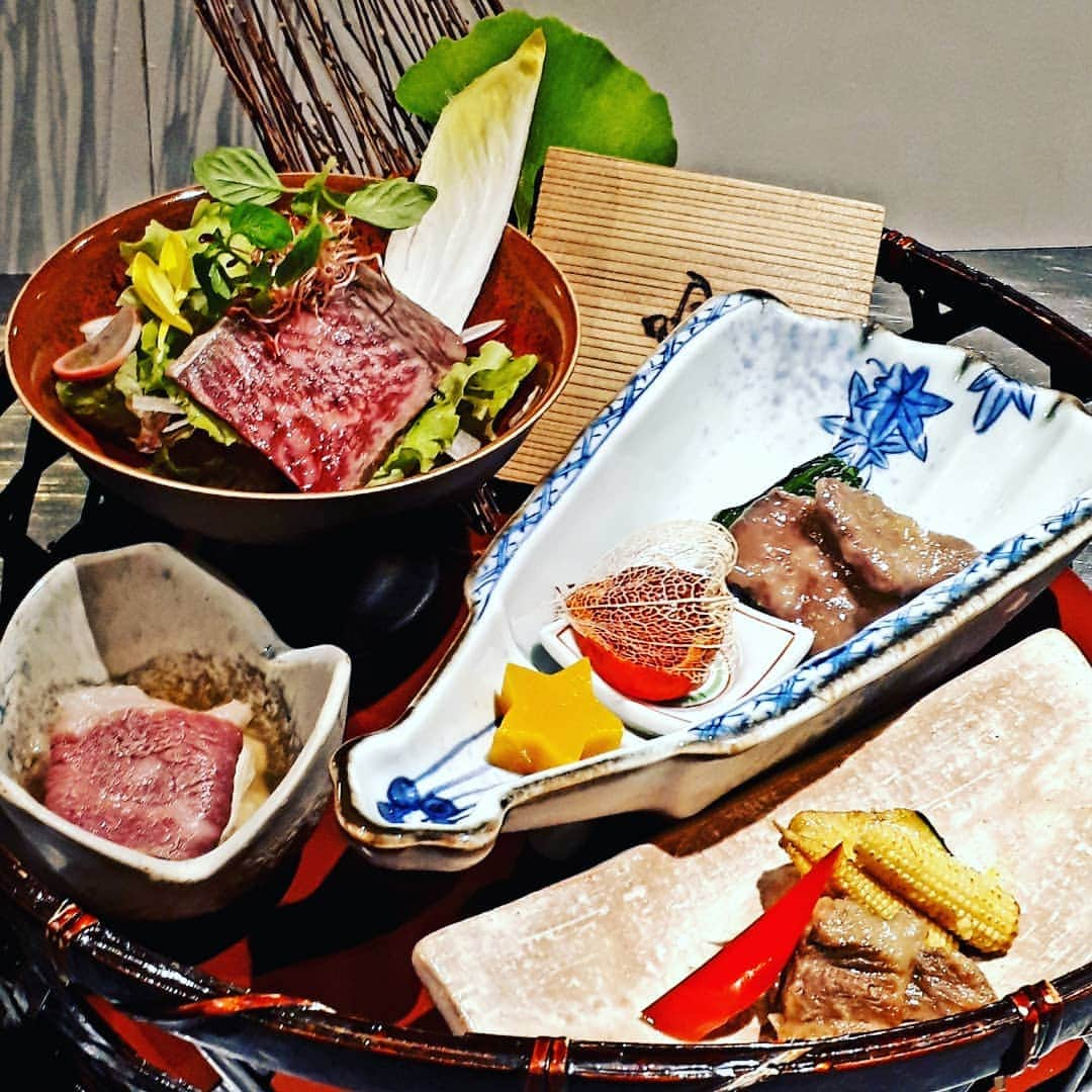 肉割烹吟北新地店さんのインスタグラム写真 - (肉割烹吟北新地店Instagram)「おはようございます☀ 今朝もセミの大合唱で目が覚めました 吟は完全予約制でランチ営業も致しております🍴 こちらはランチコースの1品 尾崎牛をふんだんに盛りこんだ 竹籠八寸でございます🐮  #肉割烹吟 #尾崎牛 #宮崎 #北新地 #大阪 #梅田  #肉 #割烹 #和牛 #ディナー #料理 #ワイン #サプライズ #デート #接待 #顔合わせ #コース #記念日 #誕生日 #ステーキ #すき焼き #しゃぶしゃぶ♯女将#ランチ」7月30日 14時41分 - gin.kitashinchi