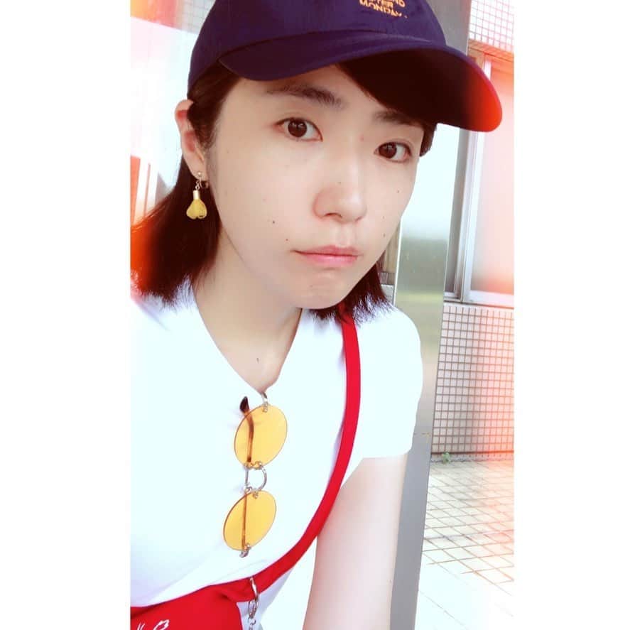 馬渕史香のインスタグラム：「病院での待ち時間 . 3時頃に検査結果のお手紙出来上がるので、待っててくださいねー って、今 あと30分 . 院内が涼しいんだけど、ここに長時間おったら身体が冷えてダメやって思って外のベンチでまったり中 . 暑いけど、ちゃんと水分取りながら🍹 普段からできる熱中症対策 もう二度となりたくないからね😵 . ただ、スマホが熱くなってきた笑笑 電源きりまーす」