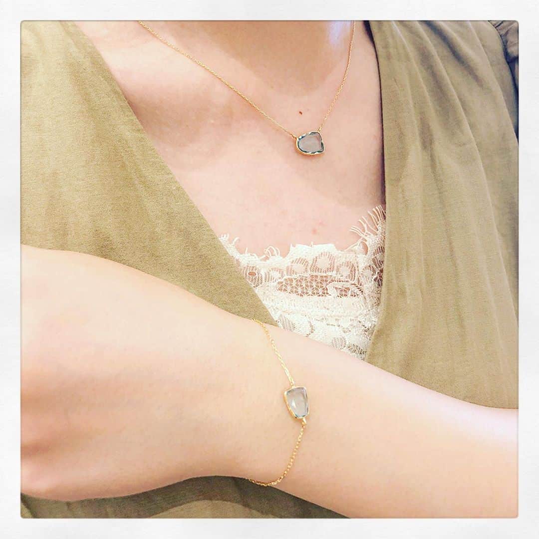 bijouxthreecさんのインスタグラム写真 - (bijouxthreecInstagram)「【MARIHA】 ブレスレットとネックレス🌟 カラーストーンは«スカイブルートパーズ»。 トパーズは｢誠実さ｣、｢ピュアな心｣を育み、持ち主のその時に必要なチャンスを与えてくれる石です。 透き通るようなスカイブルーのお色が暑い夏を爽やかにしてくれます✨  #ネックレス  #necklace  #ブレスレット  #bracelet  #mariha  #マリハ  #ビジュースリーク  #bijouxthreec  #新潟 #古町  #クラッシュアンドカンパニー」7月30日 14時35分 - bijouxthreec