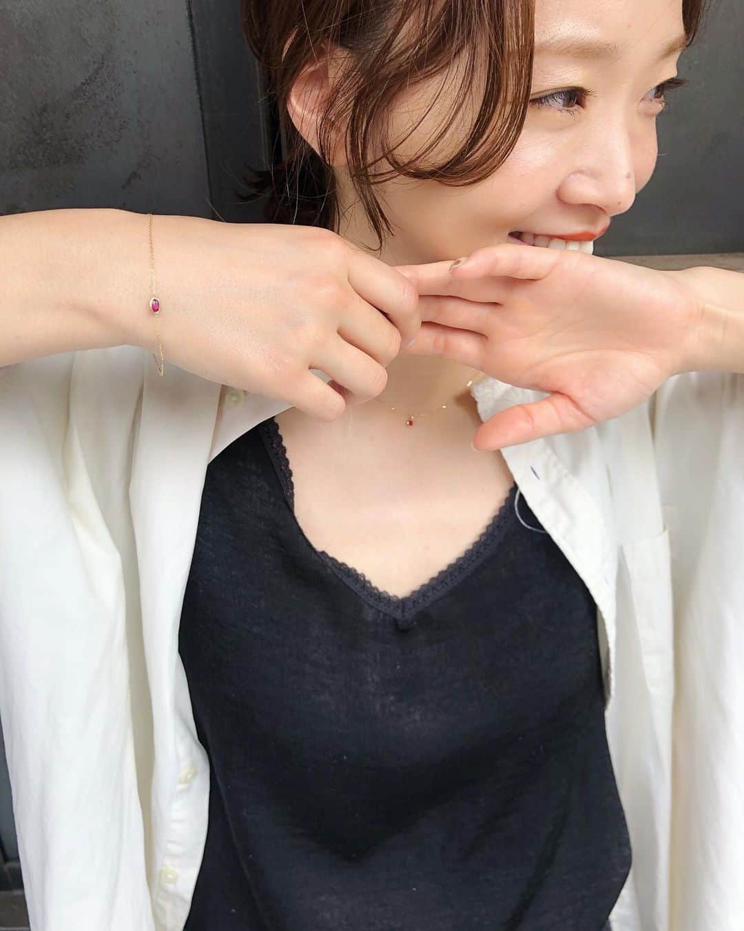 野尻美穂のインスタグラム：「カジュアルな私でも着けられる華奢なジュエリー。 大人っぽくもありカジュアルダウンしたコーディネートで4°Cさんのサイト「jewelrytimes」に取り上げていただいたので是非みてね！ このルビーはシンプルに白Tと合わせたい！ ペリドットは誕生石なんだー💚💚💚 ヘアメイクはみらいちゃん😚❤️ #ヨンドシー#ジュエリー#jewelry#jewelrytimes#pr」
